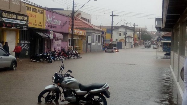 Alagamento deixa área comercial submersa em Avaré