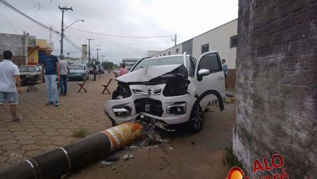 Motorista “desmaia” invade calçada e derruba poste em Avaré