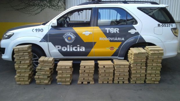TOR prende dois homens com carro roubado e 330 kg de drogas
