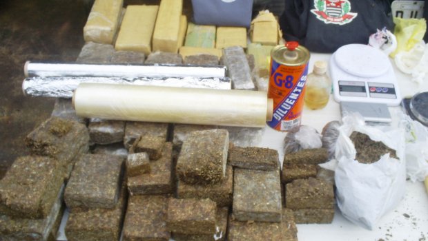 Trio é preso com drogas, armas e munição de uso restrito em Itaí