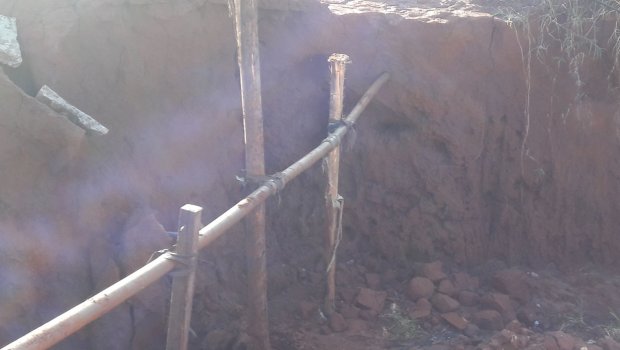 Moradores da Rua Felix Costa (Paraíso) reclamam de descaso