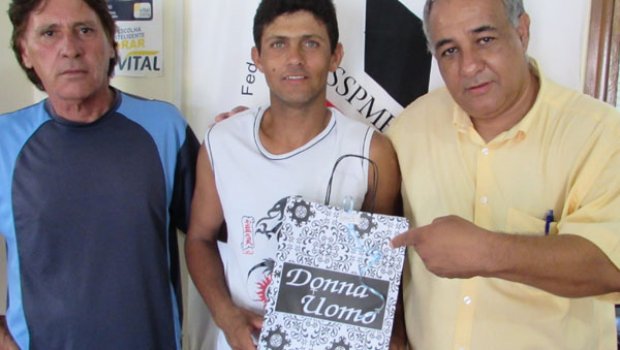 Sindicato entrega vales-compras a ganhadores