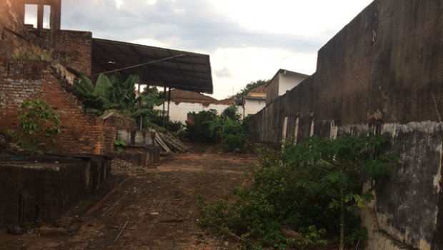 Moradores querem providências da prefeitura em prédio abandonado