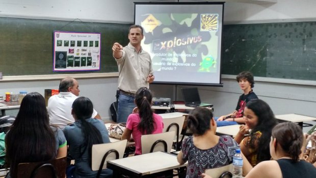 Alunos de Química e Matemática participam de palestra na Frea
