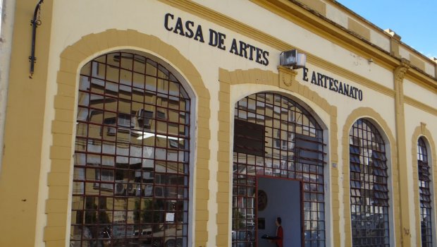 Estela Gambini exporá suas telas na Casa de Artes