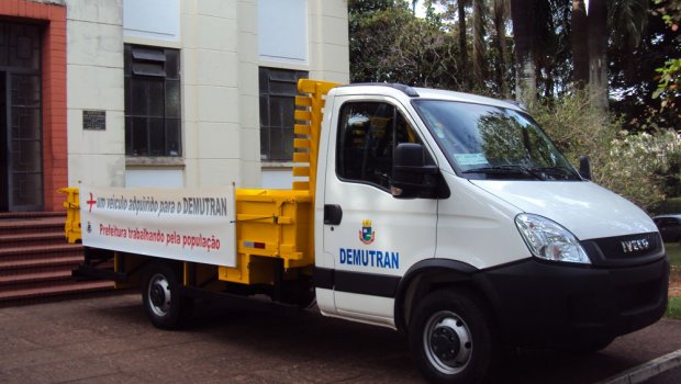 Prefeitura adquire novo caminhão para o Departamento de Trânsito