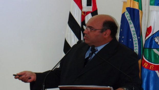 Prefeito se defende, mas não convence