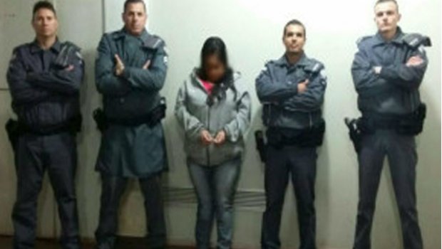 Mulher que traficava em bar é presa pela PM com drogas no sutiã