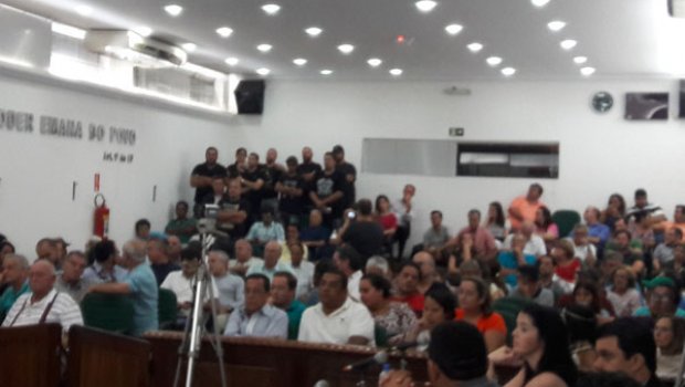 Manifestantes vaiam vereador e o chamam de “vagabundo”