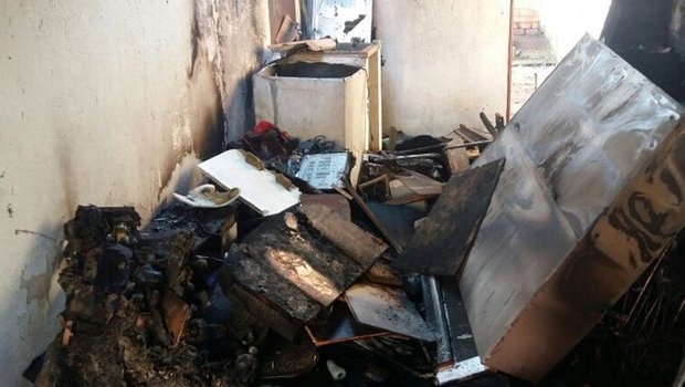 Casa pega fogo e fica destruída em Avaré