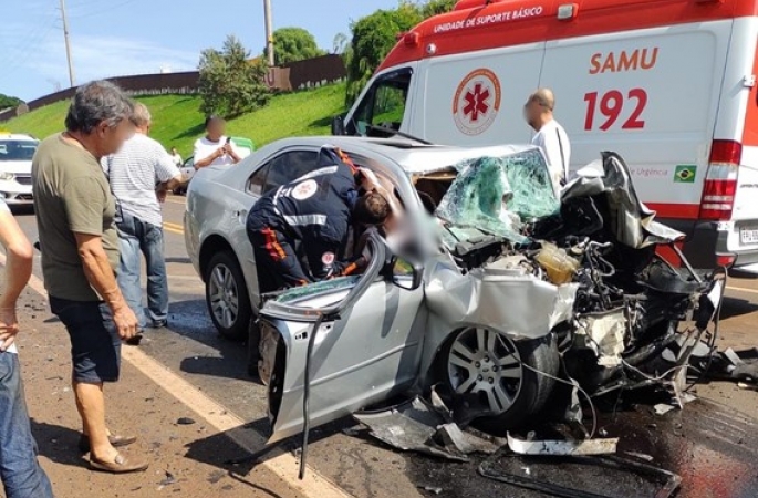 Motorista de carro morre e bois fogem em acidente com caminhão de transporte de gado em Taquarituba