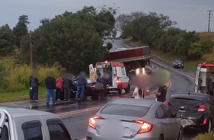 Criança e bebê morrem em acidente entre carro e carreta no interior de SP