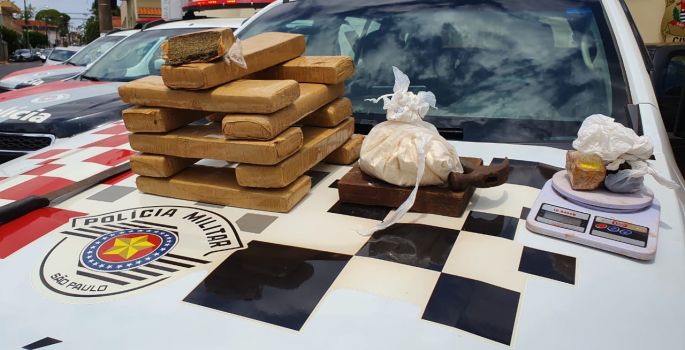 Com ajuda de cão farejador PM prende dois e mais de 10 quilos de drogas em Avaré