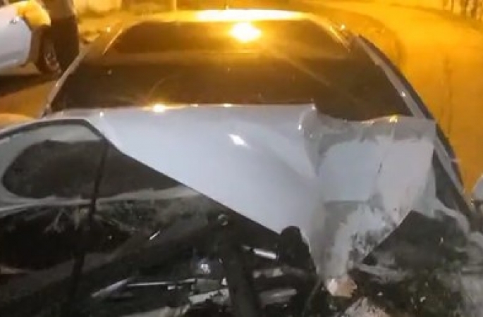 Frente de carro fica destruída após motorista bater em árvore em Avaré