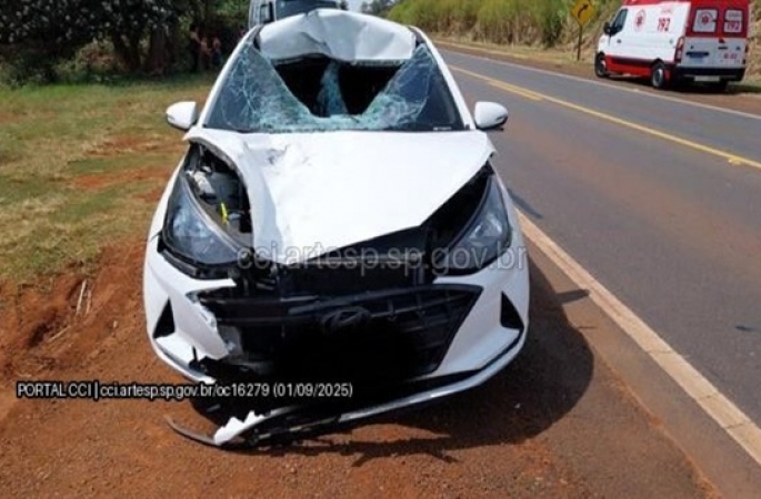 Mulher morre atropelada por carro na SP-255 em Itaí