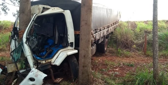 Motorista fica ferido após caminhão cair em ribanceira em Avaré