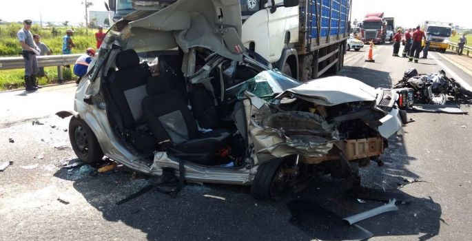 Engavetamento com oito veículos mata casal de idosos na rodovia Castello Branco