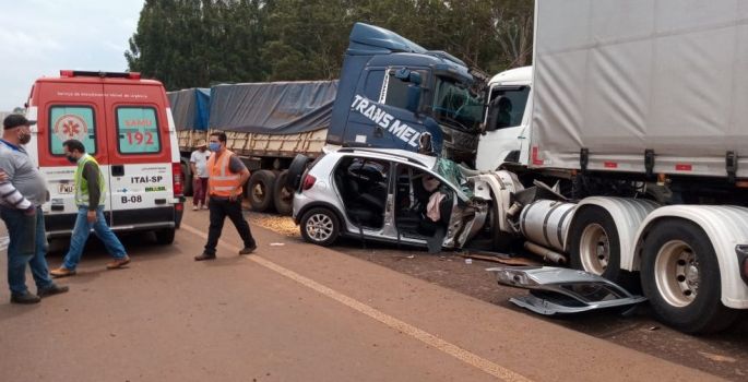 Carro é atingido por dois caminhões e motorista fica gravemente ferido em rodovia