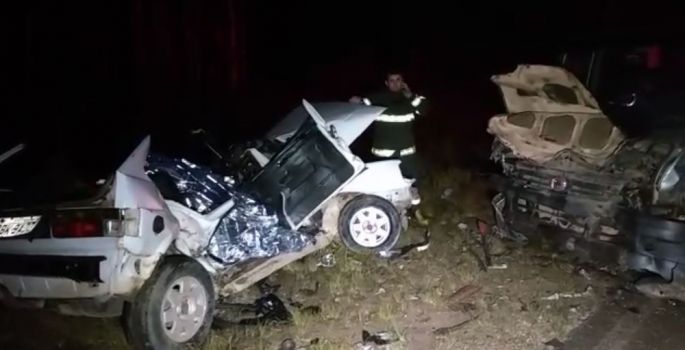 Bebê e dois adultos morrem em acidente entre carro e van no interior de SP