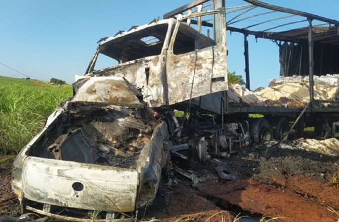 Ocupantes de caminhonete morrem carbonizados após acidente com carreta na SP-255