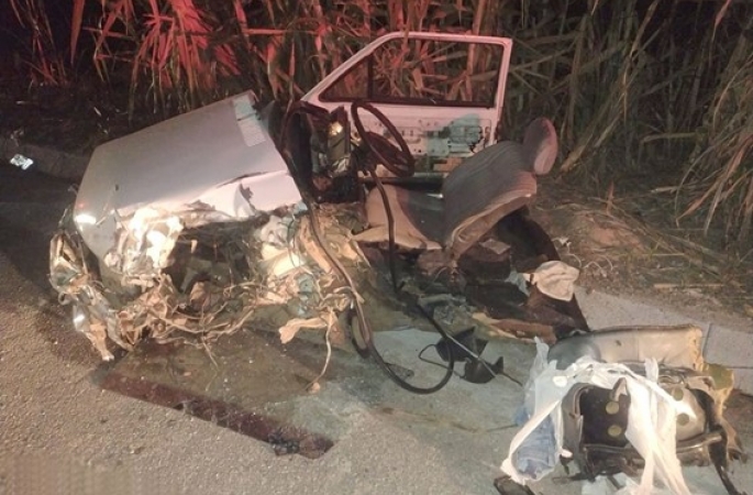 Motorista morre em acidente que partiu carro ao meio em rodovia do interior de SP