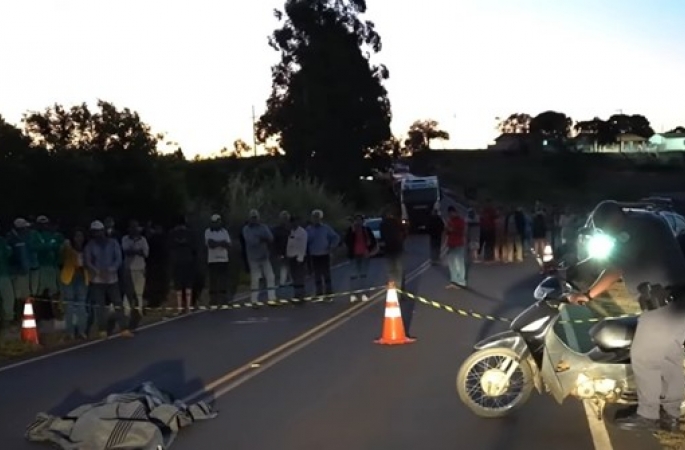 Idoso morre após colidir motocicleta com caminhão no interior de SP