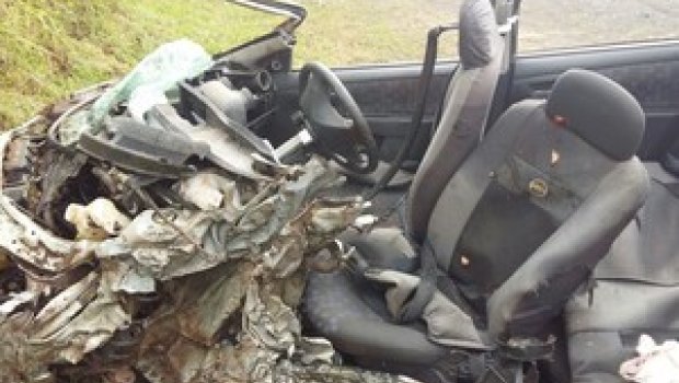 Casal e filho morrem após batida entre carro e caminhão em Avaré