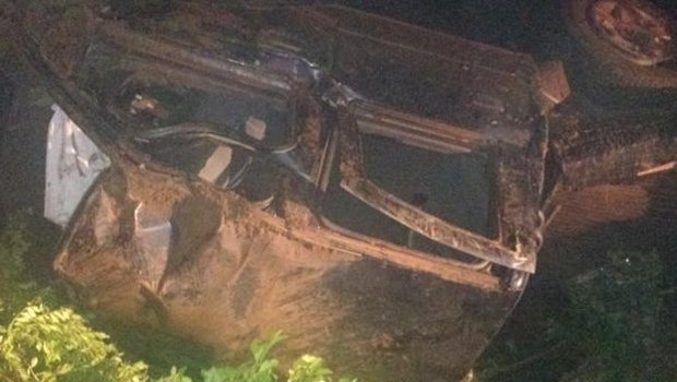 Motorista em alta velocidade capota veículo na rodovia, diz Bombeiros