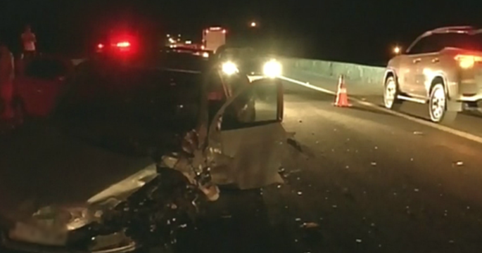 SP-255 - Acidente entre quatro carros interdita ponte entre Itaí e Avaré