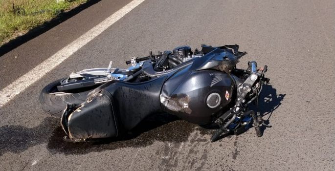 Jovem morre e homem fica ferido em acidente com motos em rodovia de Botucatu