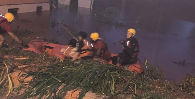 Corpo de Bombeiros de Avaré ajuda nas enchentes de Botucatu