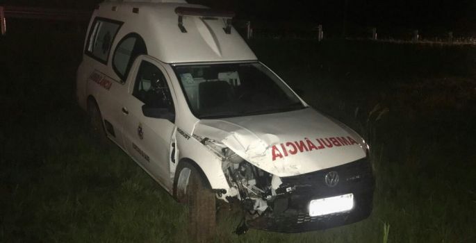 Ambulância da prefeitura de Avaré bate na traseira de carro em rodovia e motoristas ficam feridos