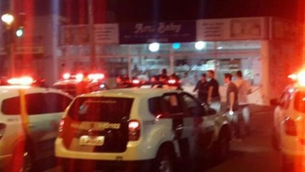 Festa universitária termina em confronto entre estudantes e policiais