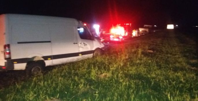 Motorista de furgão morre ao bater em caminhão em Avaré