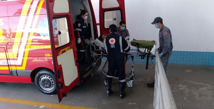 Bombeiros e SAMU socorrem mulher que ficou com mão presa em máquina
