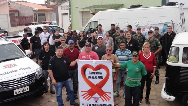 Policiais civis participam do Mutirão da Campanha do Agasalho em Avaré