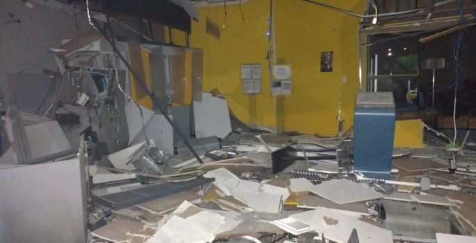 Criminosos explodem caixas eletrônicos de duas agências bancárias do Distrito de Paranapanema