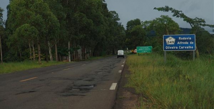 Idoso de 71 anos bate carro na traseira de caminhão e morre em Taquarituba; caminhoneiro não prestou