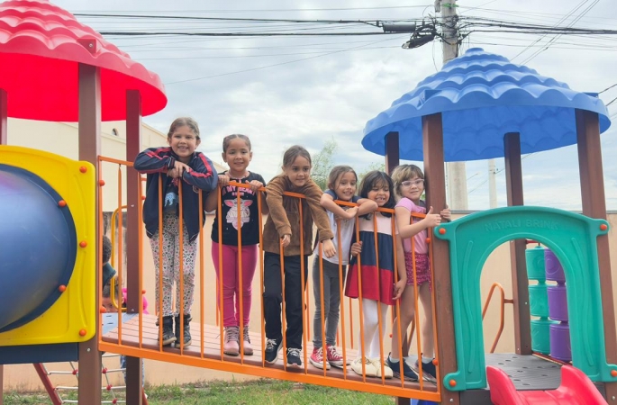 Escola Municipal Alzira Pavão inaugura parquinho para alunos