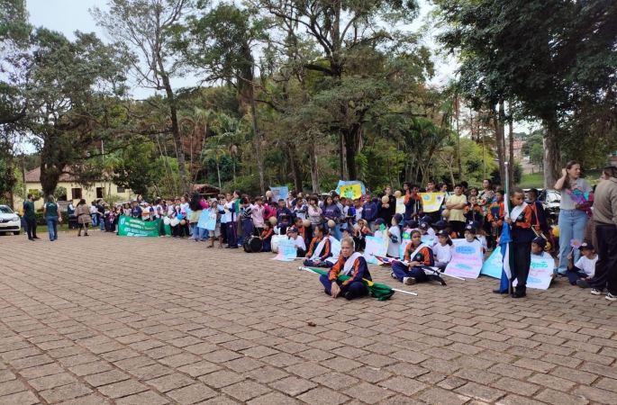 Estudantes protagonizam passeata do Dia do Meio Ambiente