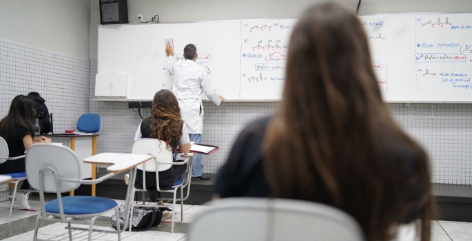 Estado de SP pagará 1 mil para alunos que frequentarem as aulas na rede pública