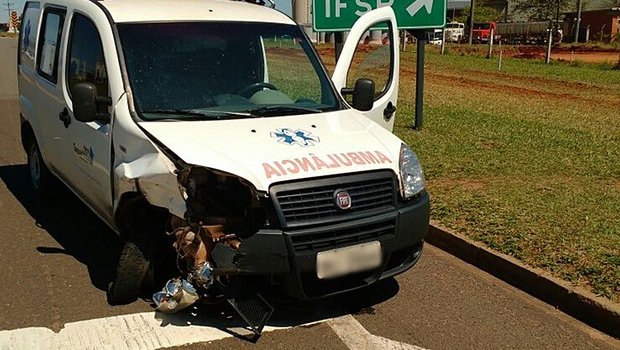Ambulância com pacientes é atingida por carro em rodovia de Avaré