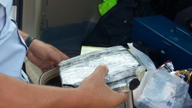 Jovem de 19 anos é presa com 2 Kg de haxixe