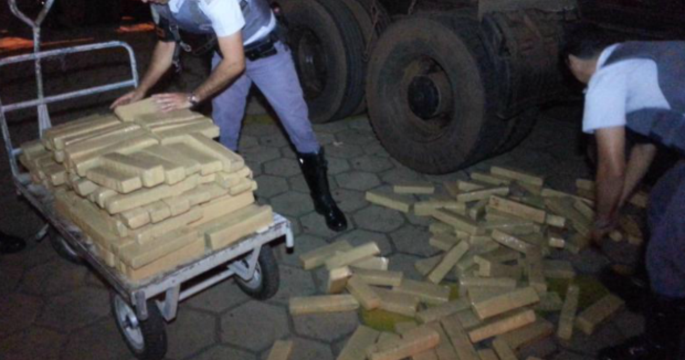 Polícia acha maconha escondida em fundo falso de caminhão na Castello