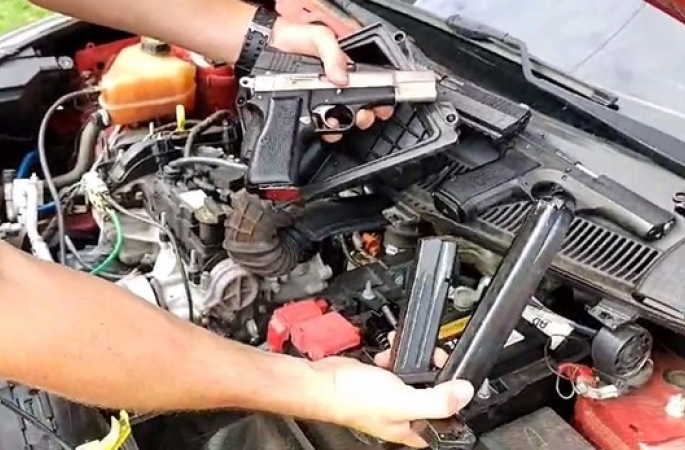 Casal é flagrado com armas escondidas em capô de carro em rodovia de Ourinhos