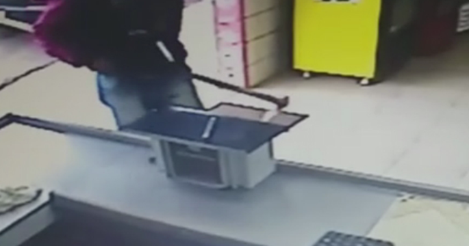 Homem armado com enxada assalta padaria e ameaça funcionária em Itaí