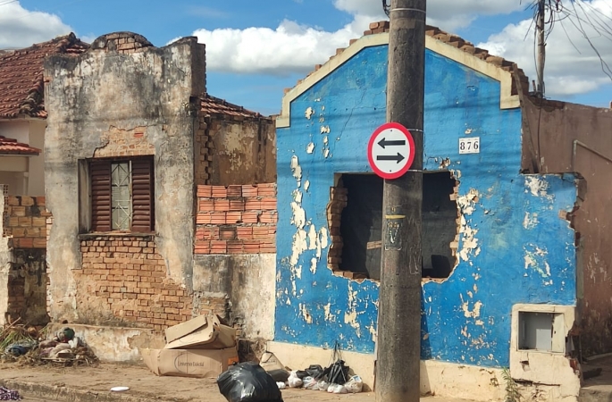 Casas que ofereciam riscos à população são derrubadas em Avaré