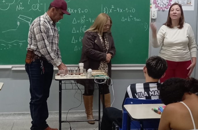 Alunos da EJA participam de aula prática sobre materiais condutores