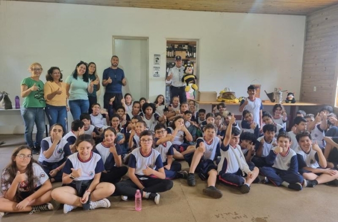 Alunos participam de atividade educativa no Dia Mundial da Abelha