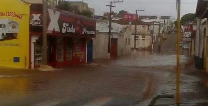 Chuva forte alaga ruas do centro e derruba árvores em Avaré